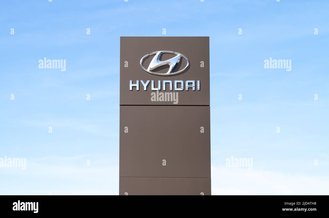 Logo Hyundai Motor Company. Cartello emblema del costruttore di automobili coreano. Cartello del pilone del precipiente della concessionaria con badge del logo del marchio della società. Foto Stock