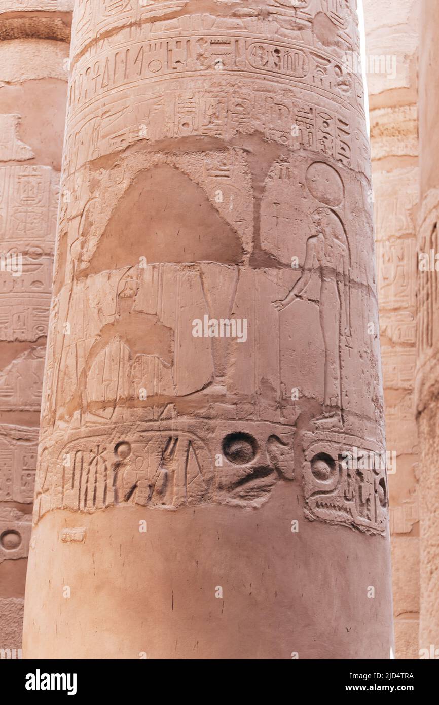 Veri geroglifici egiziani antichi incisi in una colonna di pietra al tempio di Karnak a Luxor Egitto Foto Stock