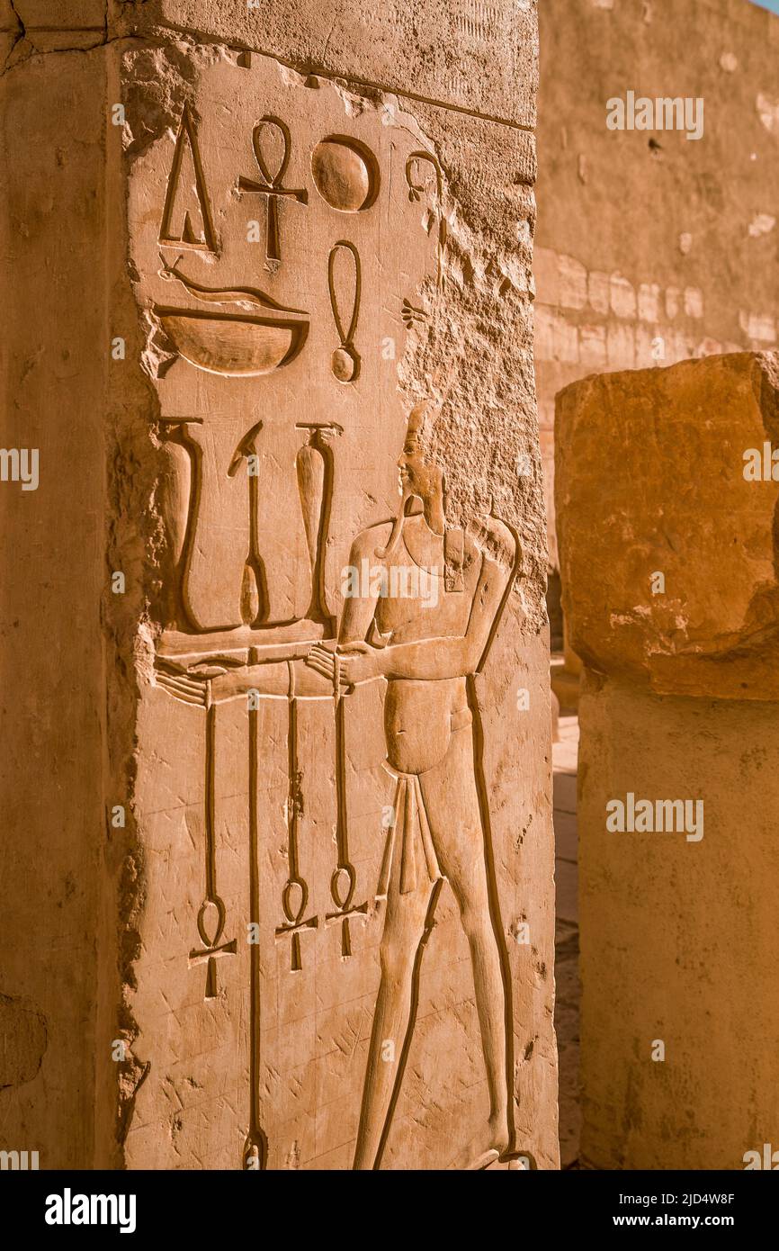 Veri geroglifici egiziani antichi di Ankh incisi in un muro di pietra al tempio di Karnak a Luxor Egitto Foto Stock