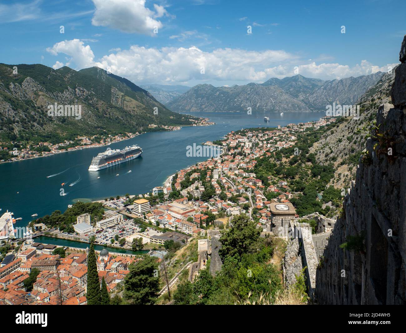 Nave da crociera nella baia di Cattaro dalla fortezza Foto Stock