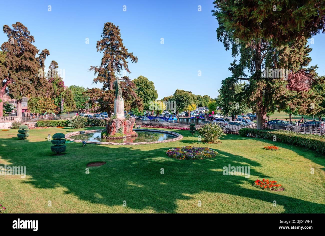 Corfù, Grecia - Giugno 4 2022: Vista sul giardino frontale del Museo d'Arte Asiatica, accanto a Piazza Spianada. Foto Stock