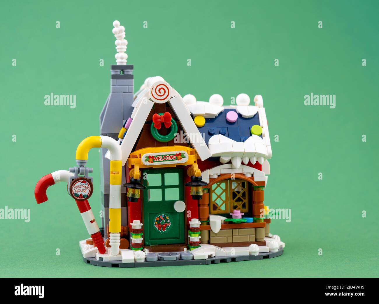 Giocattolo di Capodanno. Casa d'inverno di Babbo Natale. Dettagli sui mattoni del costruttore LEGO. Storia di Natale e minifigure. Sfondo del concetto di artigianato per bambini. Kiev, Ucraina - 23 febbraio 2022 Foto Stock