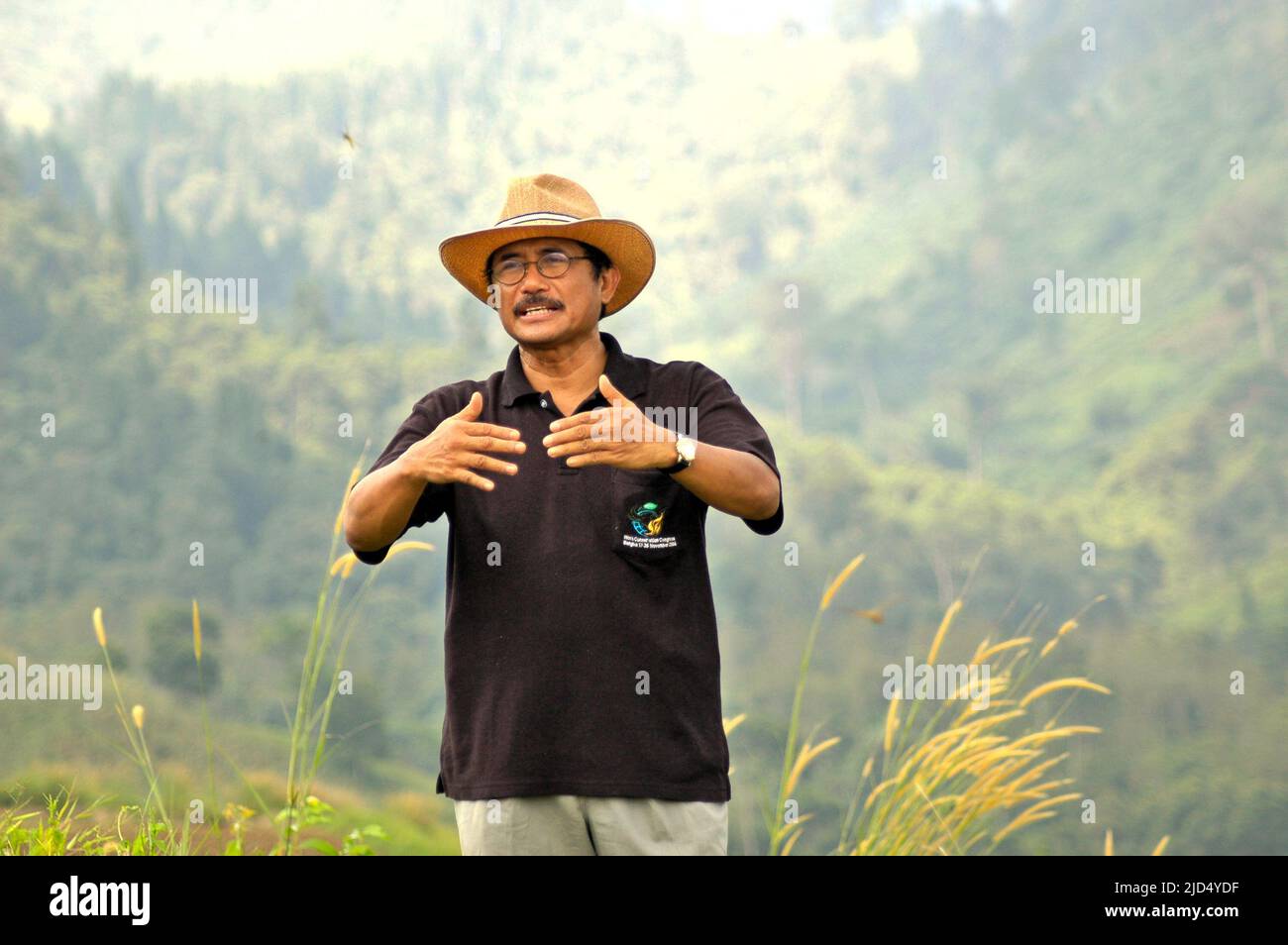 Jatna Supriatna, un esperto indonesiano di zoologia e biologia di conservazione, che tiene una conferenza durante una visita mediatica al Javan Gibbon Center (JGC) nel villaggio di Benda, Cicurug, Sukabumi, Giava Occidentale, Indonesia. Foto Stock