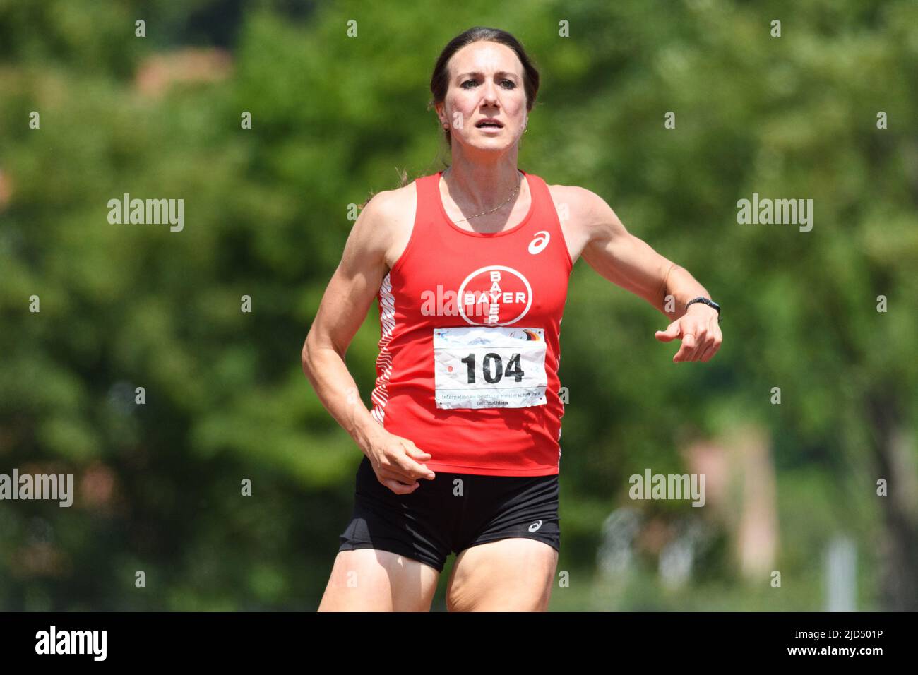 Irmgard Dorethy Bensusan (104 TSV Bayer 04 Leverkusen) durante la gara di 100 metri durante i campionati internazionali di atletica Para Sportanlage am Weinweg, Regensburg. Sven Beyrich/SPP Foto Stock