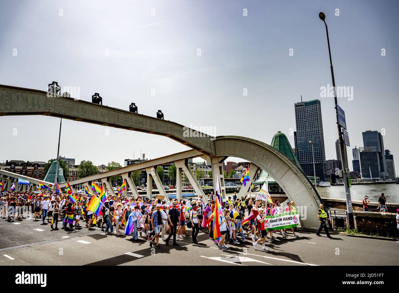 Rotterdam, Paesi Bassi. 18th giugno 2022. 2022-06-18 12:51:26 ROTTERDAM - la marcia Pride si muove tradizionalmente attraverso la città durante il Sabato Rosa. L'evento di quest'anno si terrà a Rotterdam con una marcia, il mercato dell'informazione e le performance che riflettono sull'emancipazione della comunità LGBTQ+. ANP ROBIN UTRECHT netherlands out - belgium out Credit: ANP/Alamy Live News Foto Stock