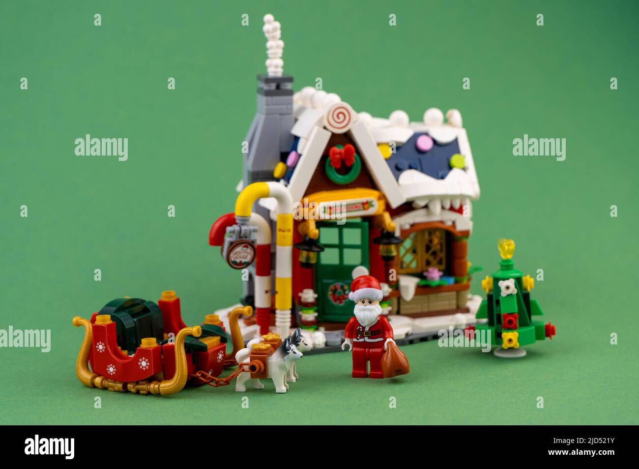 Giocattolo di Capodanno. Casa d'inverno di Babbo Natale. Dettagli sui mattoni del costruttore LEGO. Storia di Natale e minifigure. Sfondo del concetto di artigianato per bambini. Kiev, Ucraina - 23 febbraio 2022 Foto Stock
