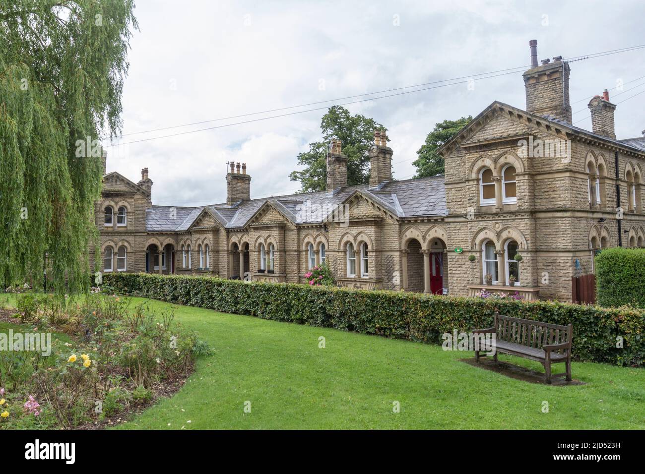 Splendida architettura di cottage a Saltaire, un villaggio modello vittoriano, Shipley, Bradford, West Yorkshire, Inghilterra. Foto Stock