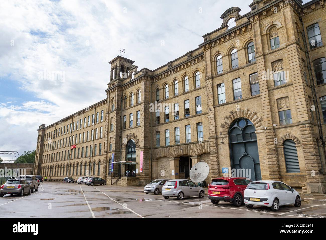 Vista esterna di Salts Mill, un ex mulino tessile, oggi galleria d'arte, centro commerciale e complesso di ristoranti a Saltaire, Bradford, West Yorkshire, Regno Unito. Foto Stock