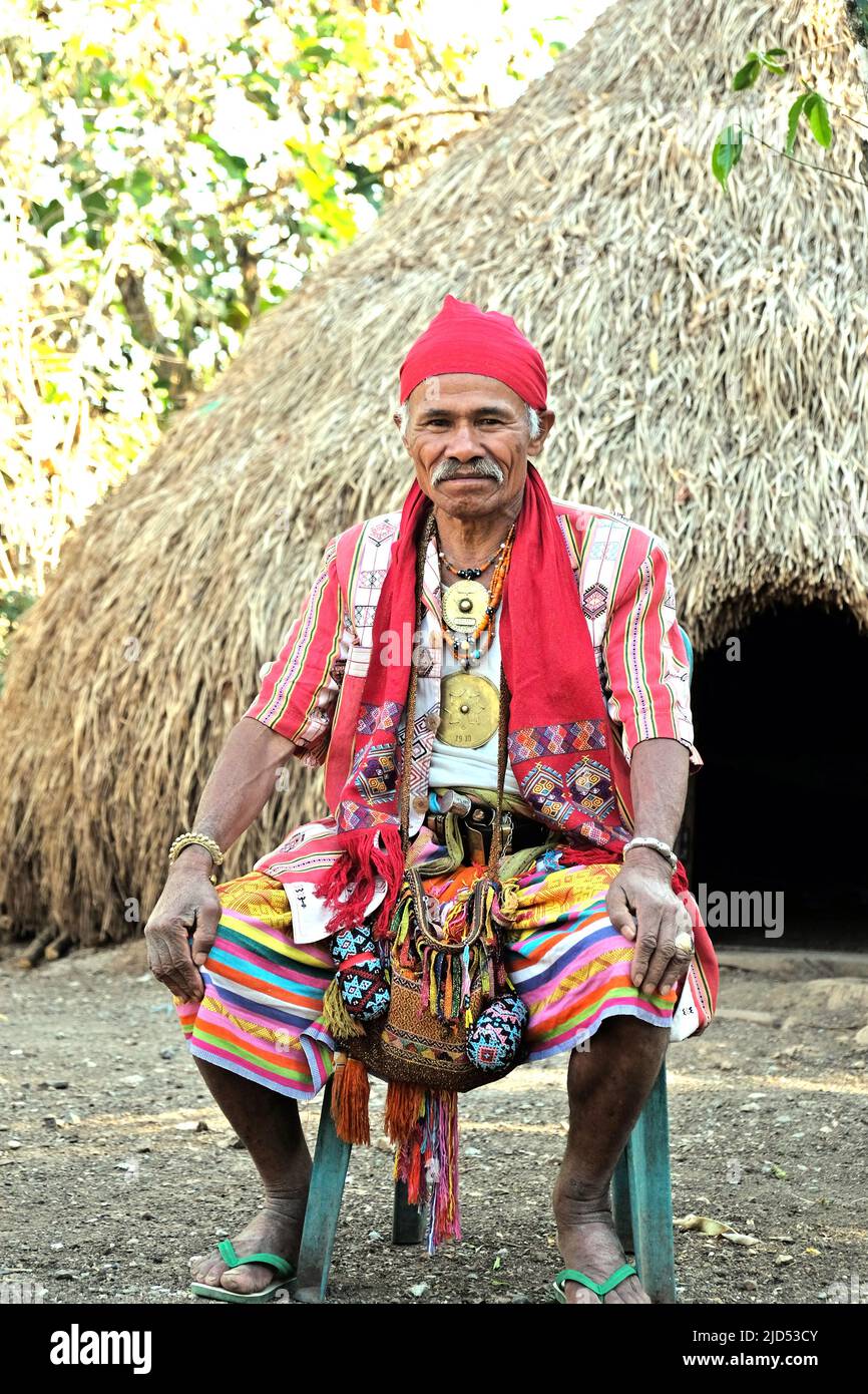 Ritratto di Mateos Anin, un anziano, mentre spiega l'importanza della montagna rocciosa per la disponibilità di risorse idriche a Fatumnasi, Timor centro-meridionale, Nusa Tenggara orientale, Indonesia. Le comunità tradizionali che vivono nella zona sono state la resistenza alle attività minerarie sulle montagne rocciose. Foto Stock