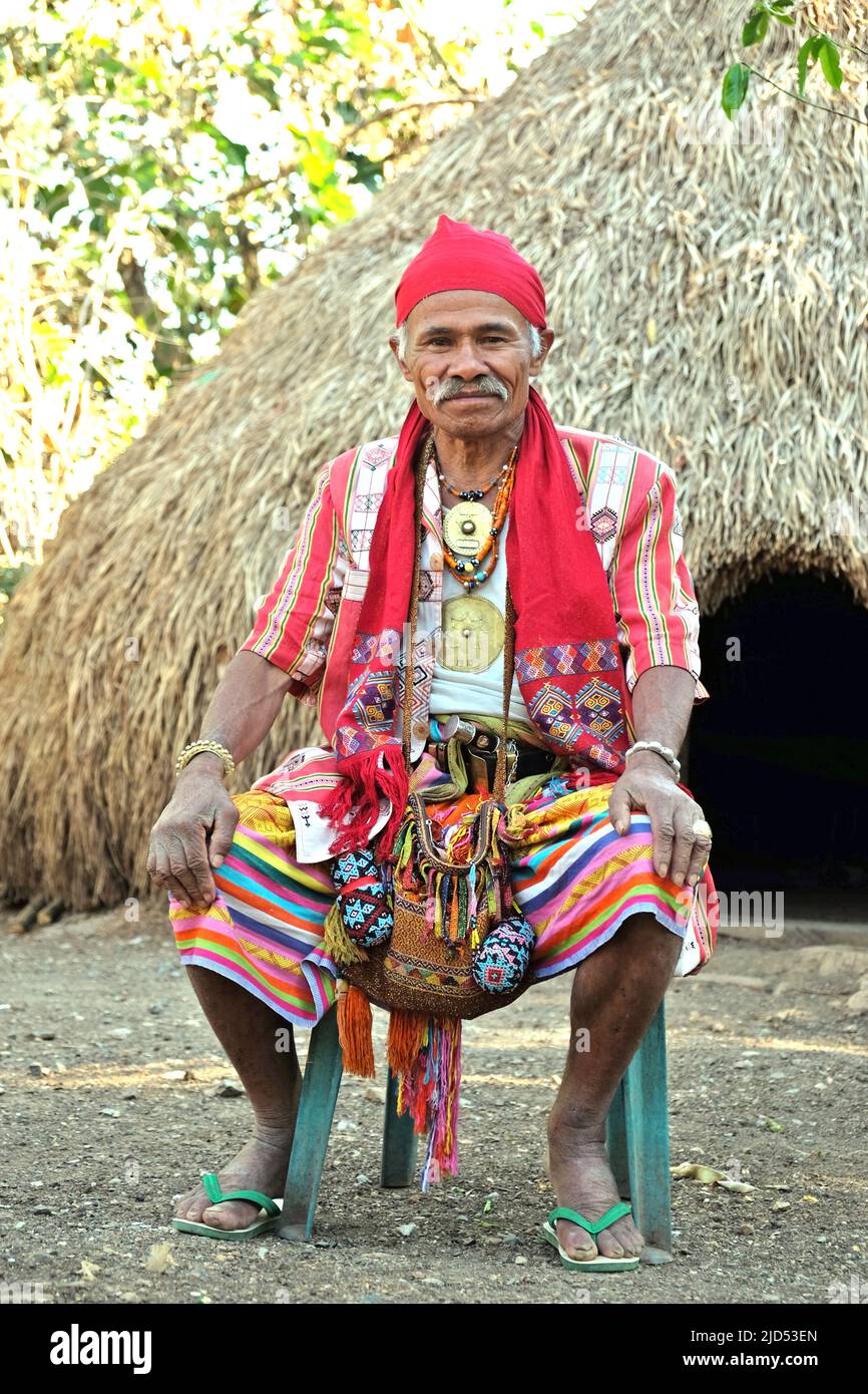 Ritratto di Mateos Anin, un anziano, mentre spiega l'importanza della montagna rocciosa per la disponibilità di risorse idriche a Fatumnasi, Timor centro-meridionale, Nusa Tenggara orientale, Indonesia. Le comunità tradizionali che vivono nella zona sono state la resistenza alle attività minerarie sulle montagne rocciose. Foto Stock