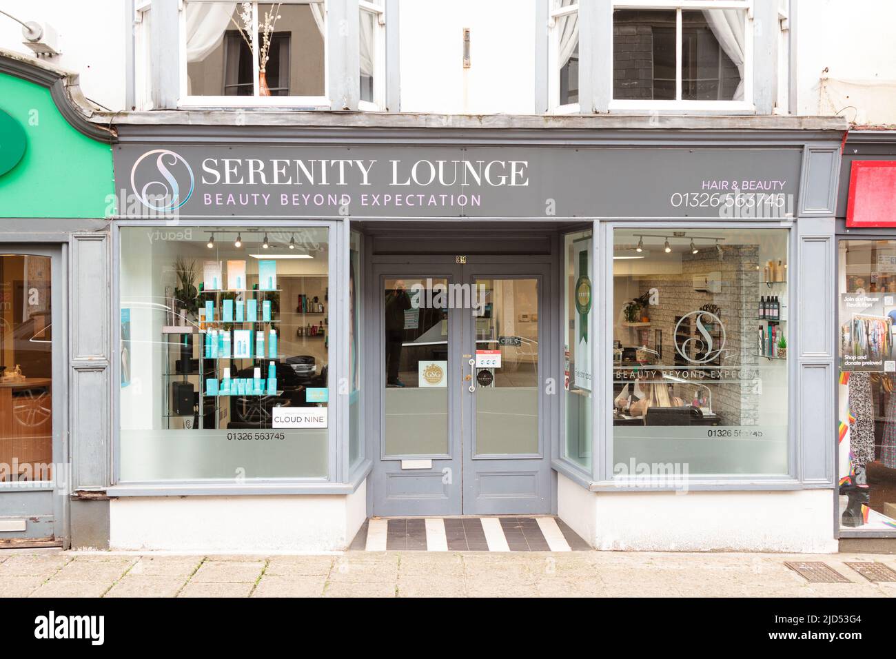 Punti vendita al dettaglio (Serenity Lounge) in Meneage Street, Helston, Cornovaglia, Inghilterra Foto Stock
