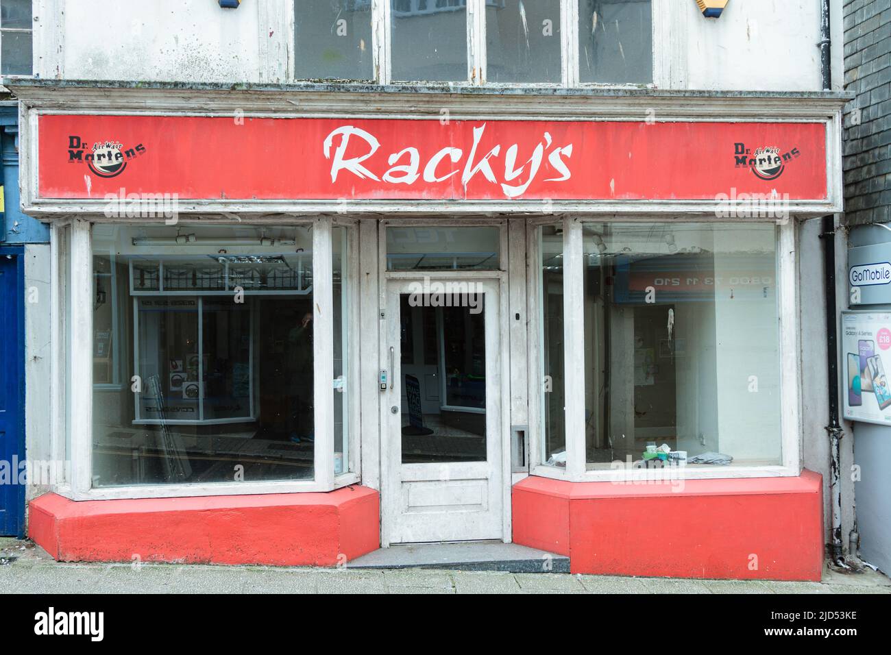 Punti vendita al dettaglio (Racky's - chiuso) in Meneage Street, Helston, Cornovaglia, Inghilterra Foto Stock