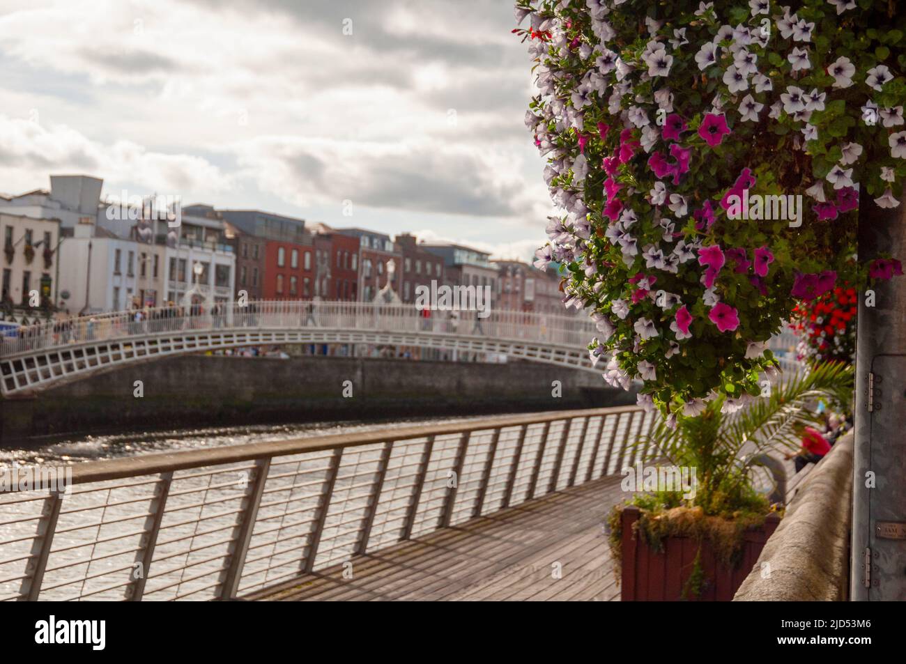 Ponte pedonale ha'penny sul fiume Liffey a Dublino, Irlanda. Foto Stock