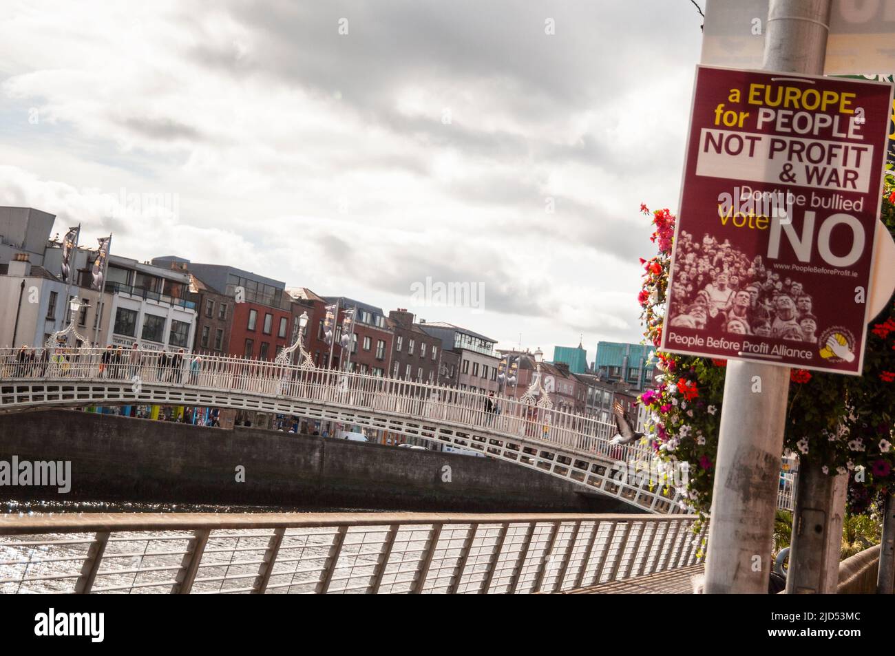 Ponte pedonale ha'penny sul fiume Liffey a Dublino, Irlanda. Foto Stock