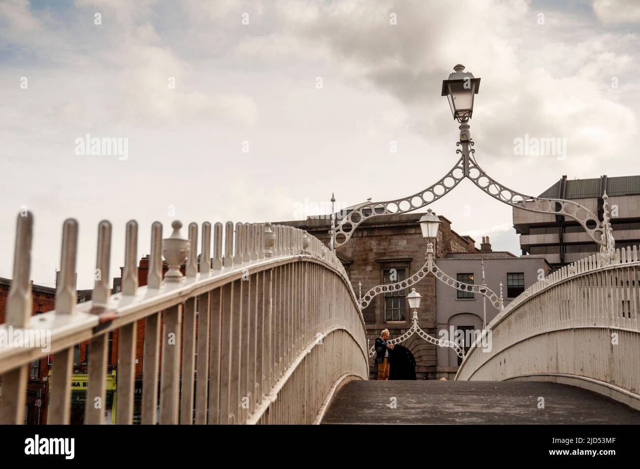 Ponte pedonale ha'penny sul fiume Liffey a Dublino, Irlanda. Foto Stock