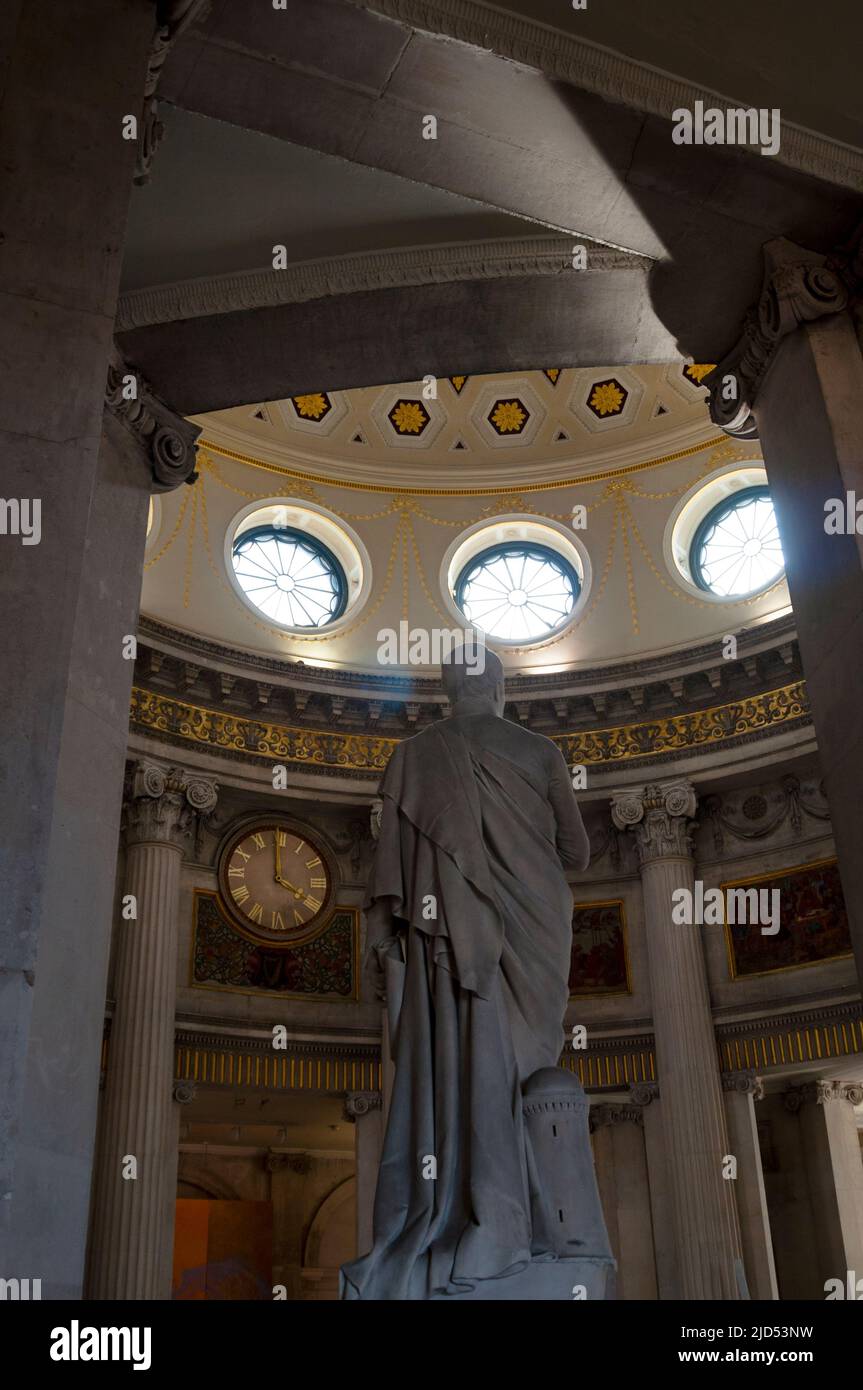 Finestre di Oculus, colonne scanalate ioniche e statua in marmo di Daniel o'Connell alla Rotonda nel municipio di Dublino, Irlanda. Foto Stock
