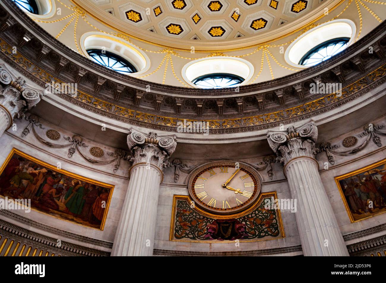 Le finestre di Oculus, le colonne e l'orologio Ionic fluted nella rotonda al Municipio di Dublino, Irlanda. Foto Stock