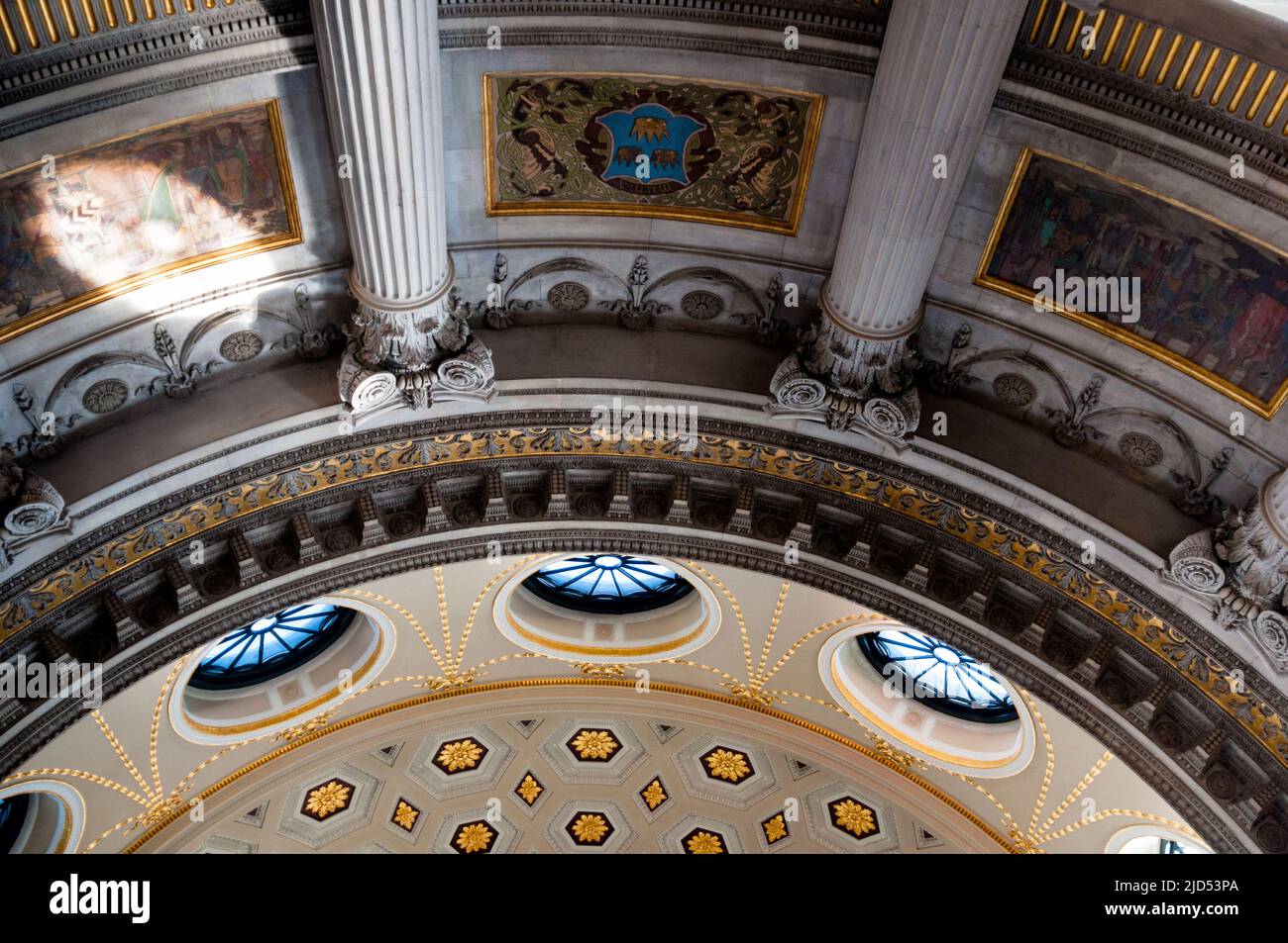 Finestre di Oculus e colonne a scanalatura ionica presso la Rotunda nel municipio di Dublino in Irlanda. Foto Stock