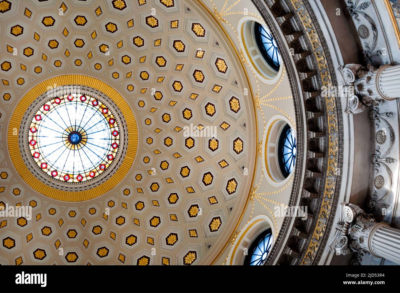 Finestre di Oculus e colonne a scanalatura ionica presso la Rotonda nel municipio di Dublino, Irlanda. Foto Stock