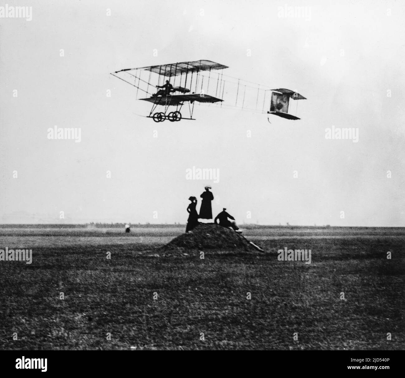 Il pioniere dell'aviazione inglese del 20th secolo Claude Grahame-White volando la sua Farman III biplanare nella corsa aerea Londra-Manchester del 1910. Foto Stock