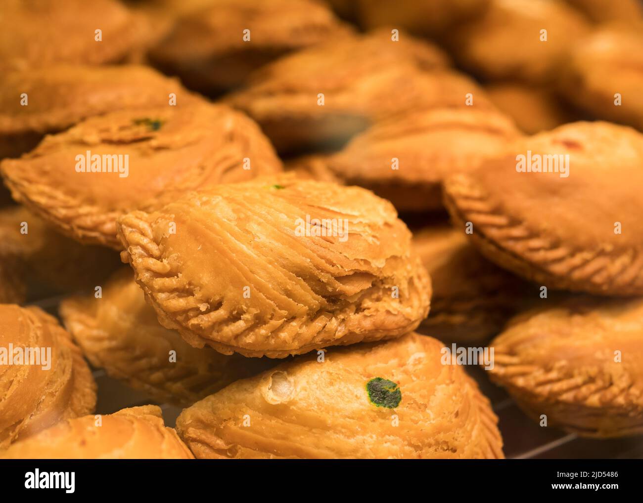 Vista ravvicinata dei deliziosi polsi al curry di pollo. Foto Stock