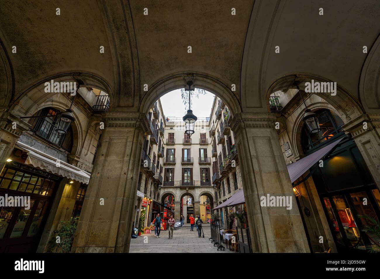 Barcellona, Spagna. Un esempio eccezionale di facciata dell'edificio del tardo modernismo a Barcellona. Foto Stock