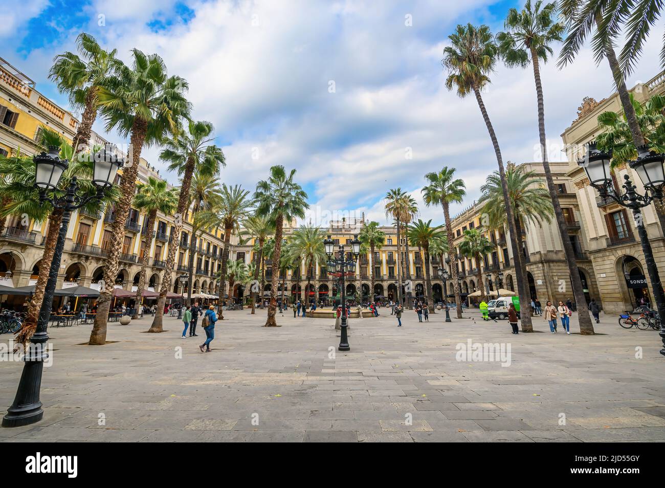 Barcellona, Spagna. Plaza Real - la piazza, con lanterne disegnate da Gaudi e la Fontana delle tre grazie al centro Foto Stock