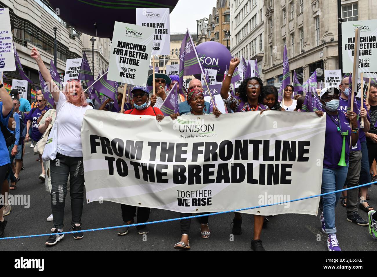 Londra, Regno Unito. 18 giugno 2022. Migliaia di persone provenienti da vari gruppi attivisti e sindacati marciano a Londra contro l'aumento del costo della vita. La marcia iniziò a Portland Place e culminò in un raduno a Parliament Square. Credit: Andrea Domeniconi/Alamy Live News Foto Stock