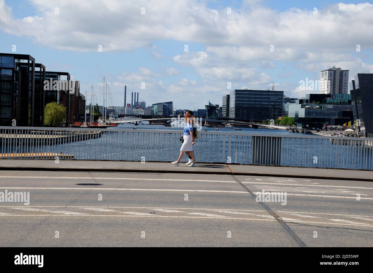 Copenaghen /Danimarca/18 Giugno 2022 /People Godetevi la giornata estiva a Copenhagen vista del canale dal ponte hojbro e dal ponte knippelsbo nel capial danese. (Foto..Francis Joseph Dean/Deanpictures). Foto Stock