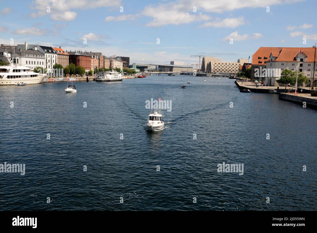 Copenaghen /Danimarca/18 Giugno 2022 /People Godetevi la giornata estiva a Copenhagen vista del canale dal ponte hojbro e dal ponte knippelsbo nel capial danese. (Foto..Francis Joseph Dean/Deanpictures). Foto Stock