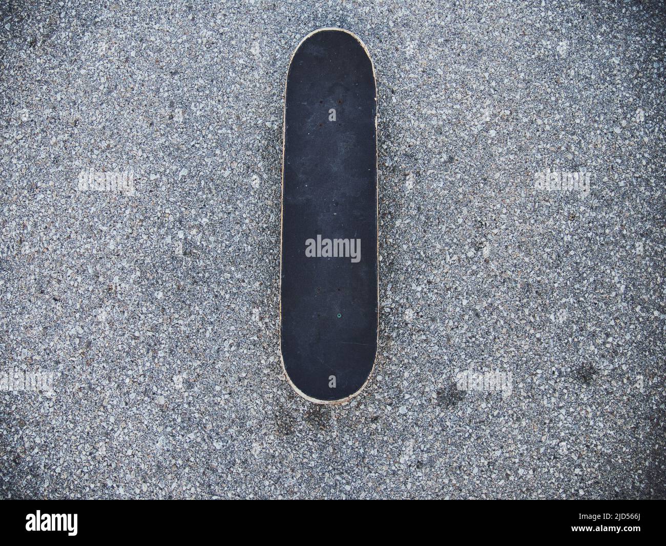 Semplice foto nera su nera di uno skateboard dall'alto Foto Stock