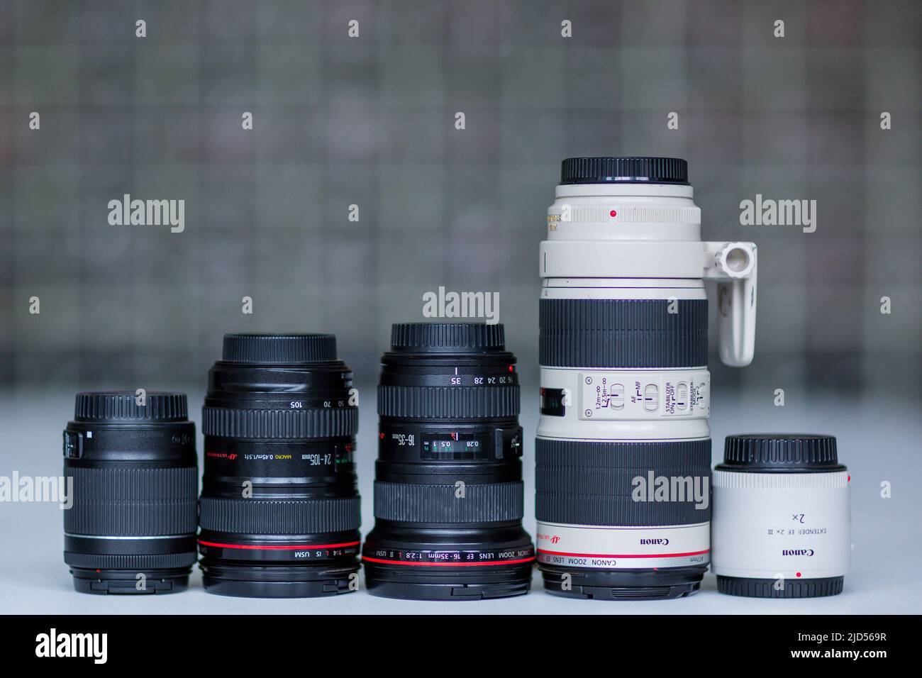 Gli obiettivi Nikon Canon visualizzano lunghezze focali diverse Foto Stock