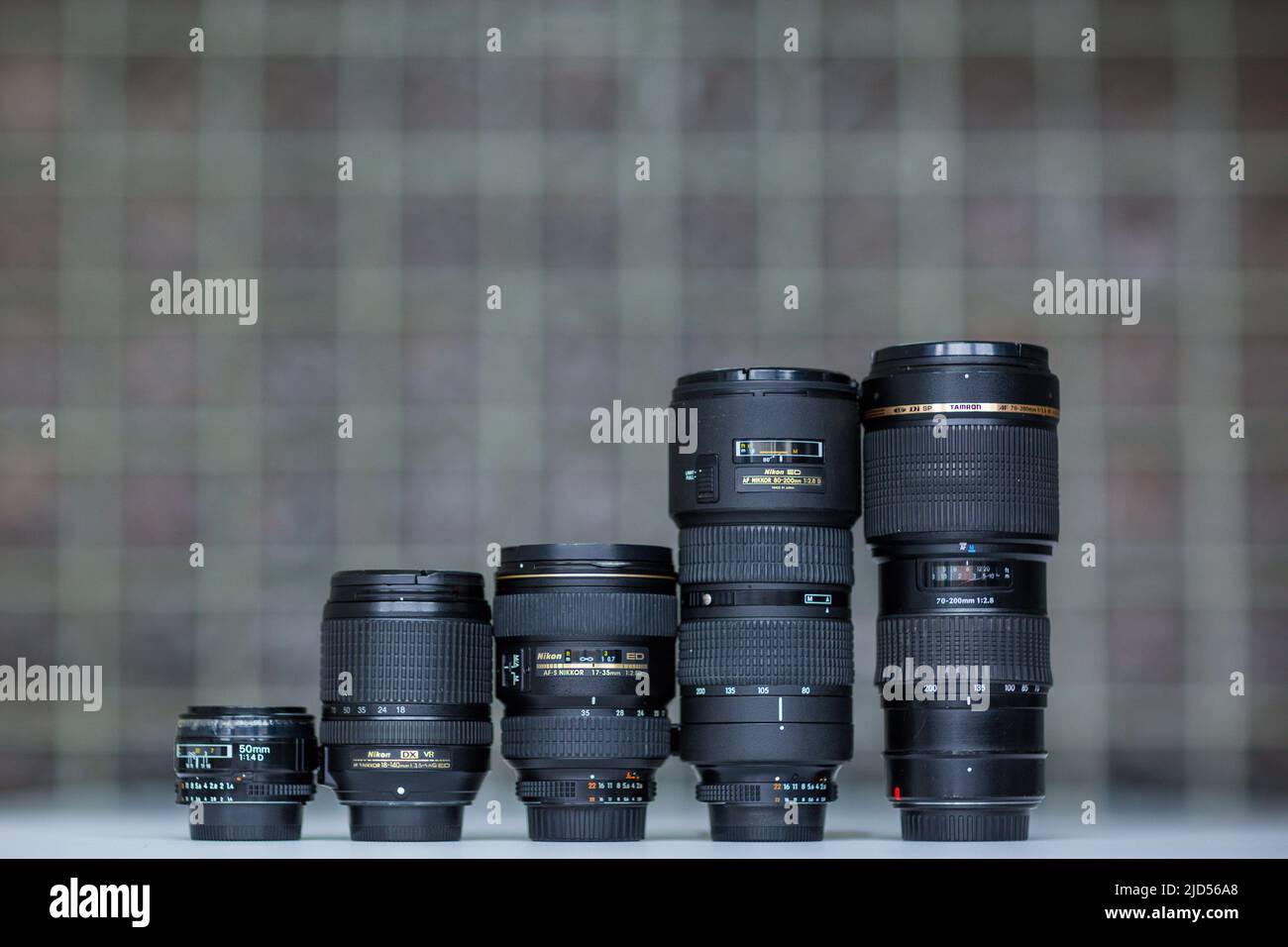 Gli obiettivi Nikon Canon visualizzano lunghezze focali diverse Foto Stock