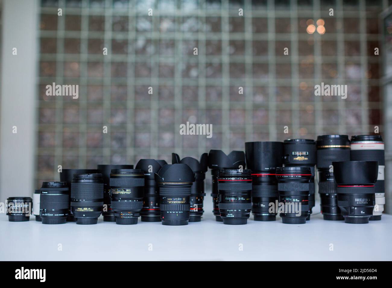 Gli obiettivi Nikon Canon visualizzano lunghezze focali diverse Foto Stock