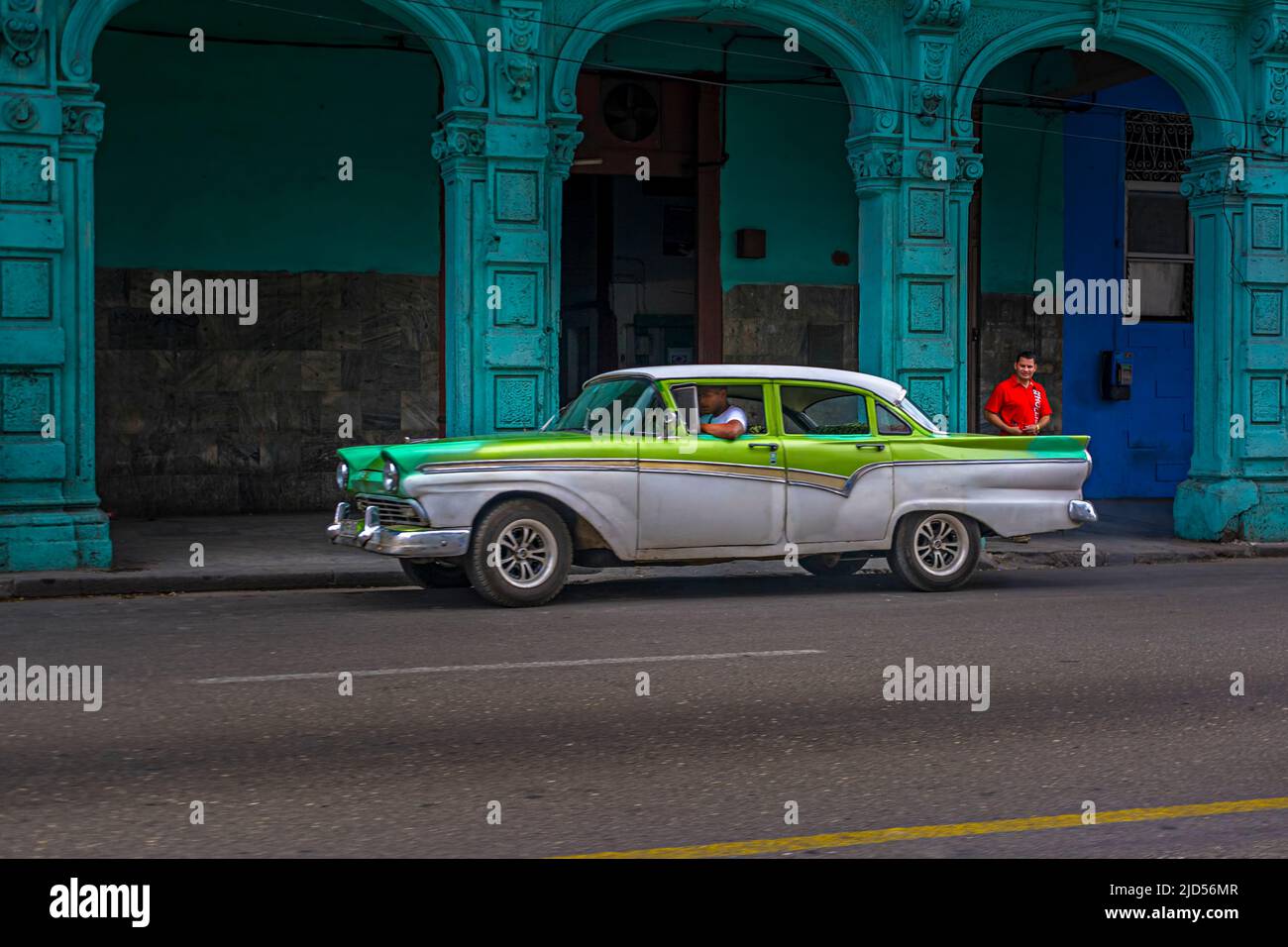 Una bella auto d'epoca verde chiaro e bianca è parcheggiata a Old Havana, Cuba Foto Stock