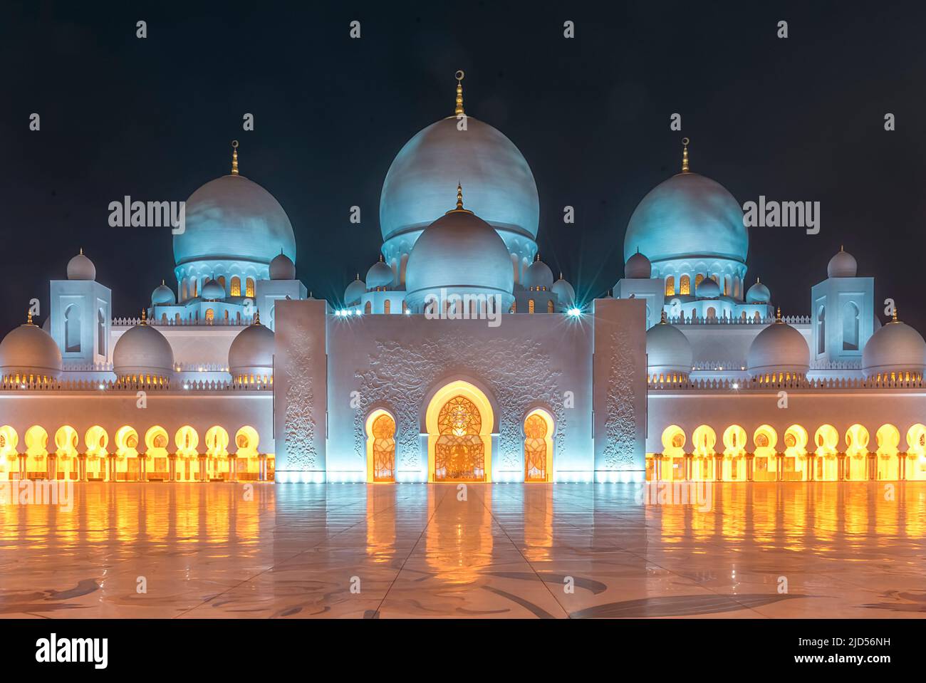 Moschea Sheikh Zayed splendidamente illuminata ad Abu Dhabi, Emirati Arabi Uniti di notte Foto Stock