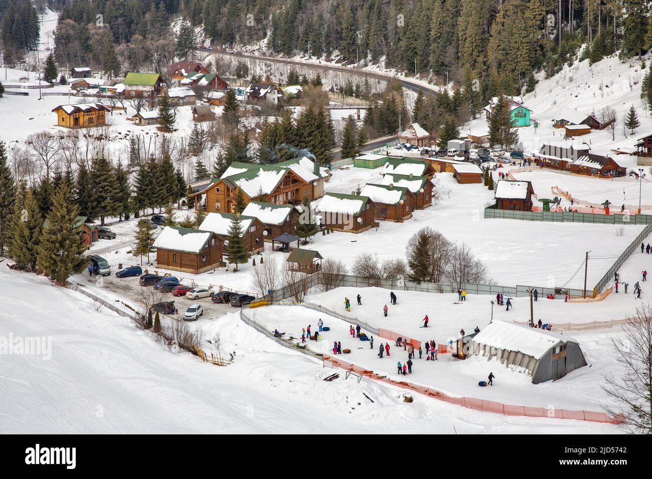 Paesaggio aereo di stazione invernale Vorokhta in Carpazi montagne, Ucraina. Foto Stock