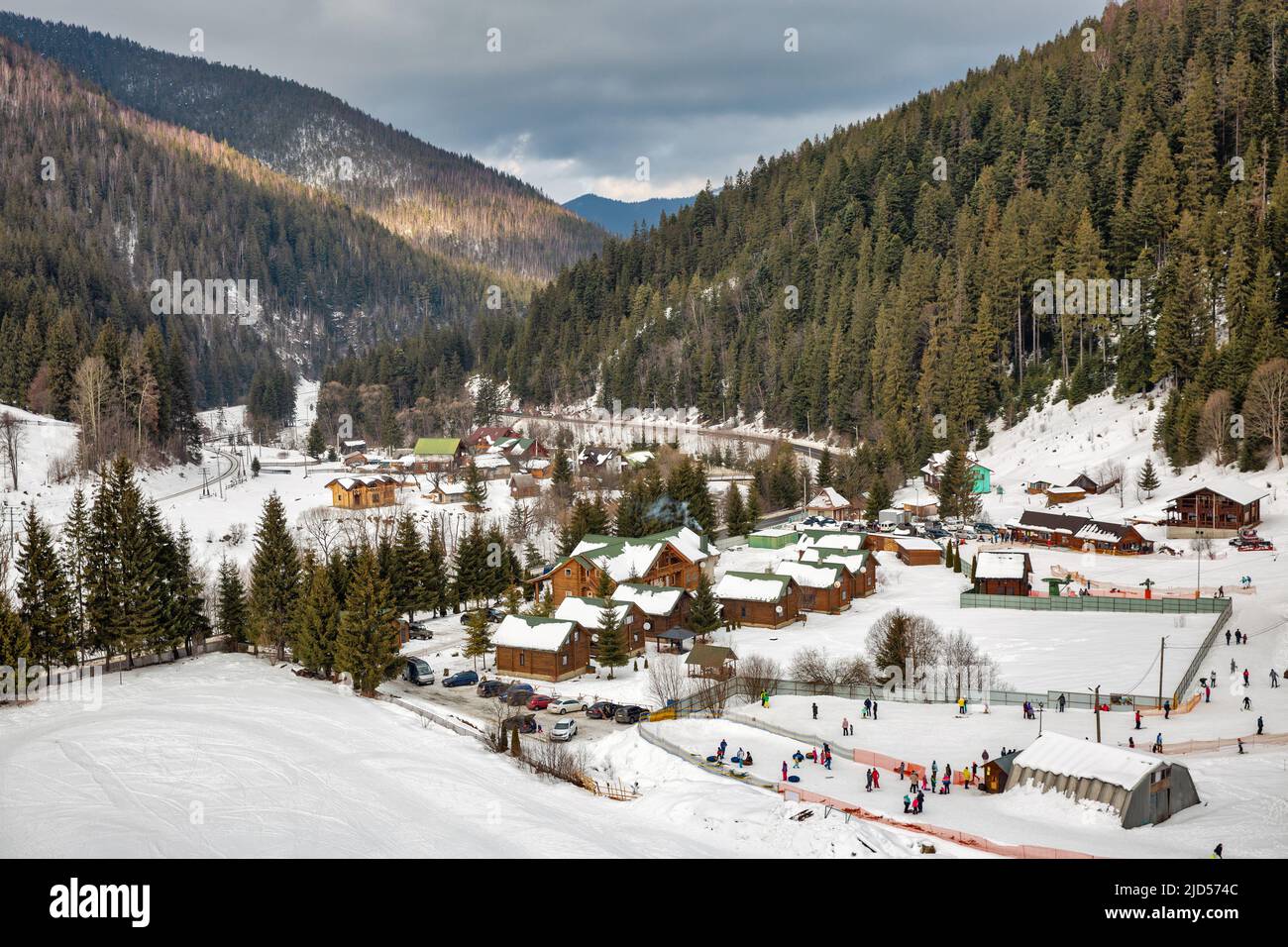 Paesaggio aereo di stazione invernale Vorokhta in Carpazi montagne, Ucraina. Foto Stock