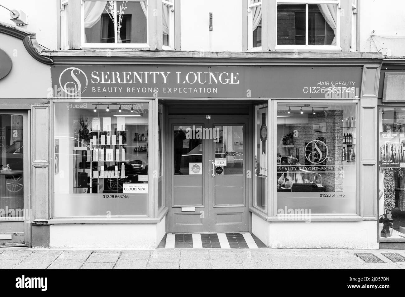 Punti vendita al dettaglio (Serenity Lounge) in Meneage Street, Helston, Cornovaglia, Inghilterra Foto Stock