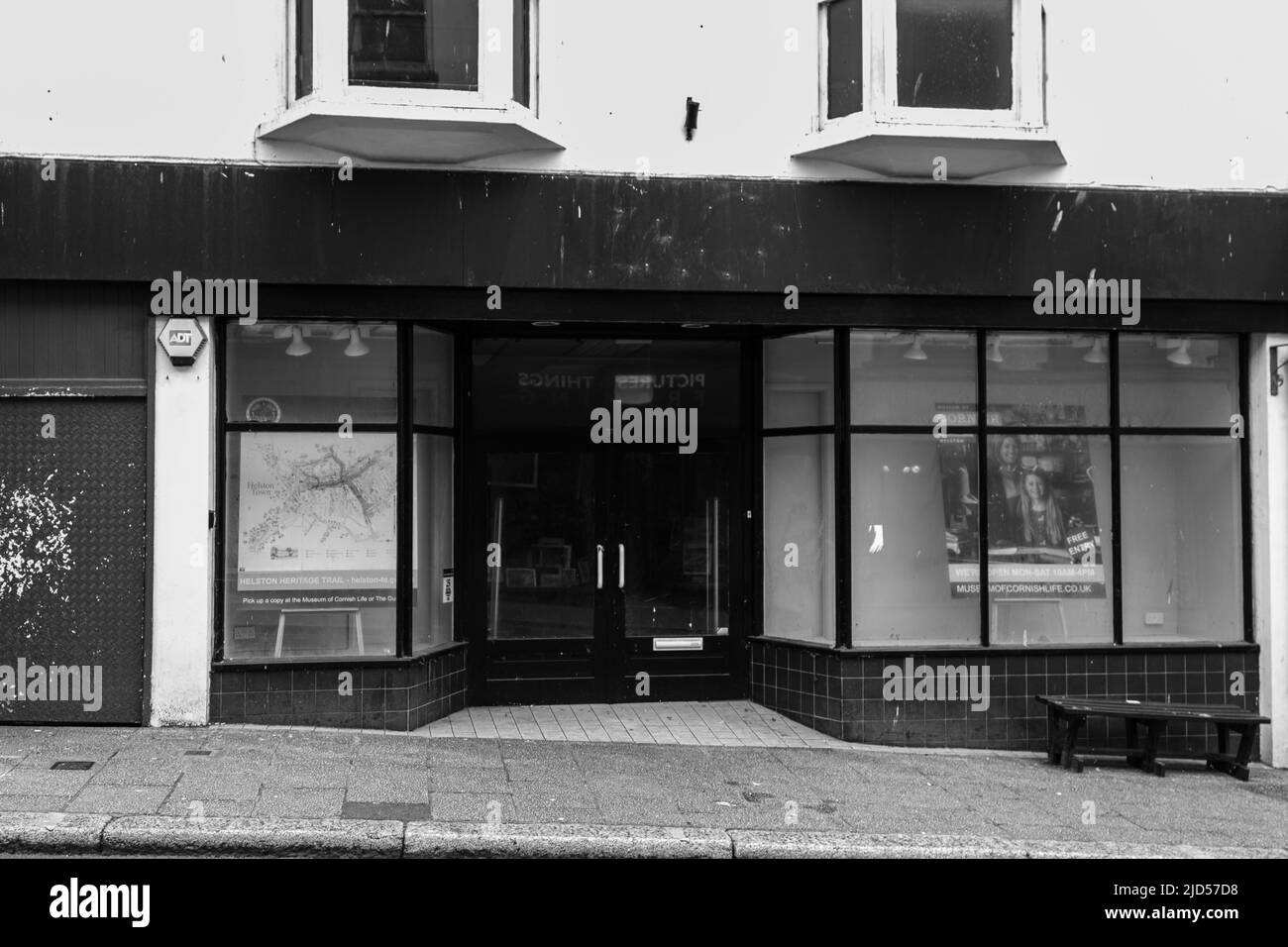 Punti vendita al dettaglio (M&Co - chiuso) in Meneage Street, Helston, Cornovaglia, Inghilterra Foto Stock