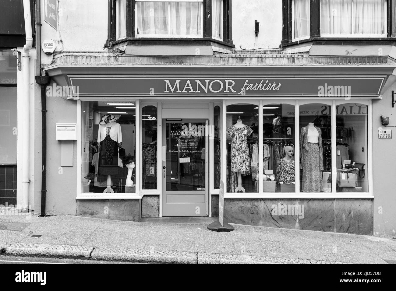 Punti vendita al dettaglio (Manor Fashions) in Meneage Street, Helston, Cornovaglia, Inghilterra Foto Stock