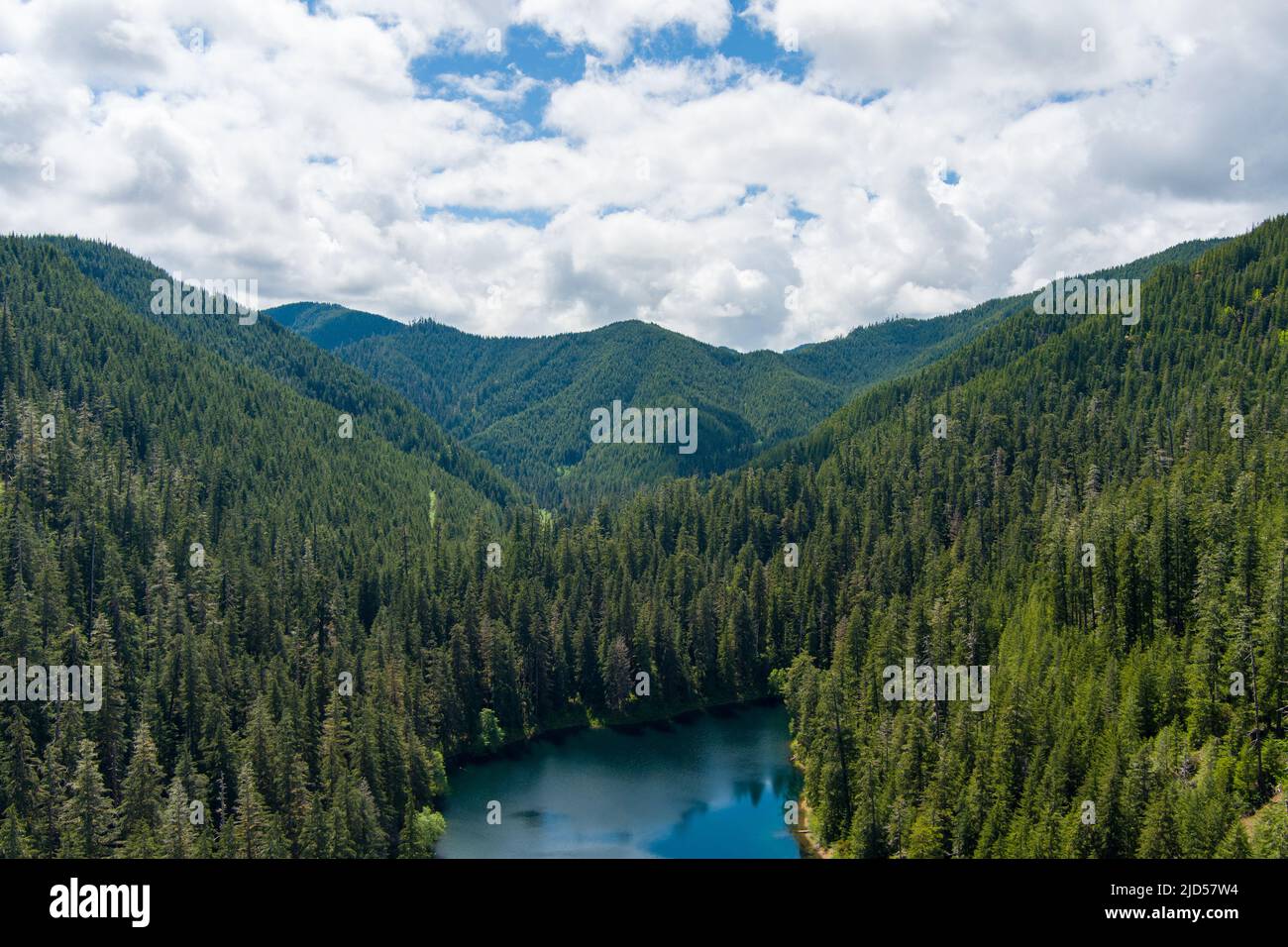Veduta aerea del Lago Spider nelle Olympic Mountains dello stato di Washington nel giugno 2022 Foto Stock