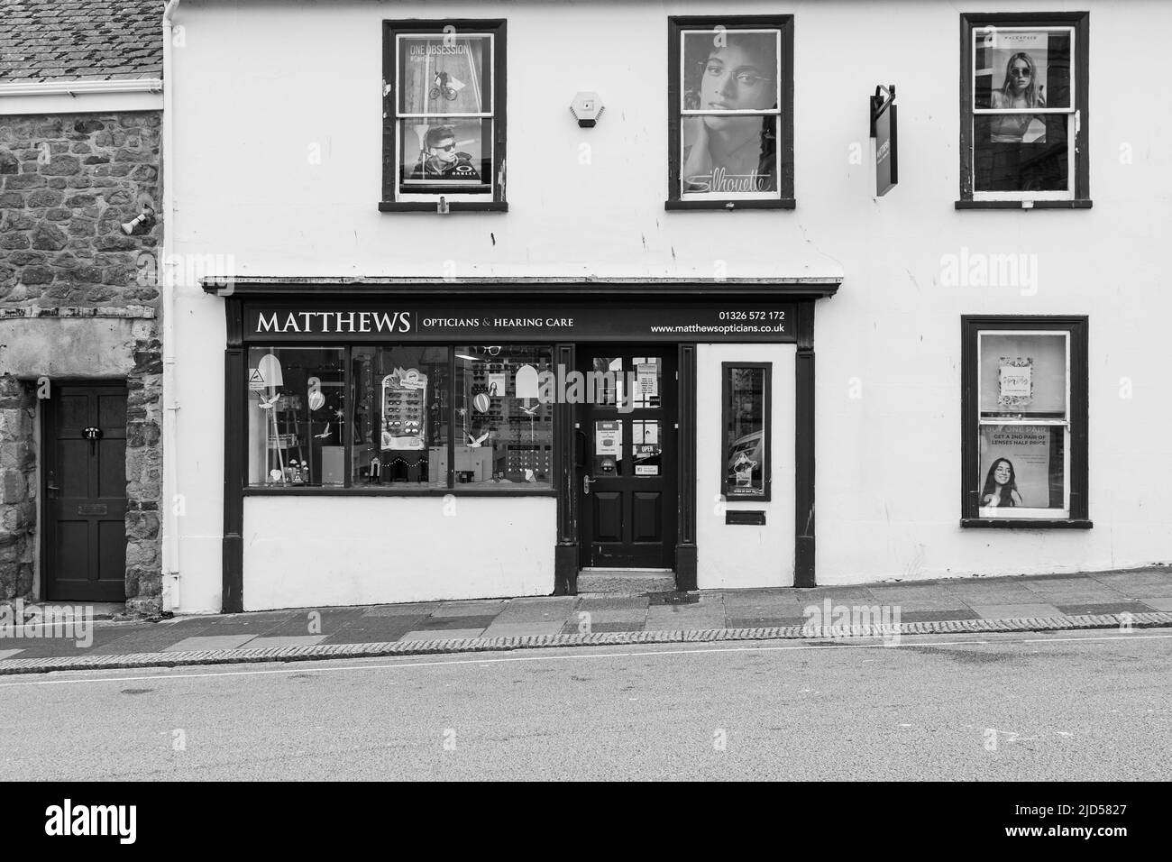 Punti vendita al dettaglio (Matthews Optician) in Coinagehall Street, Helston, Cornovaglia, Inghilterra Foto Stock