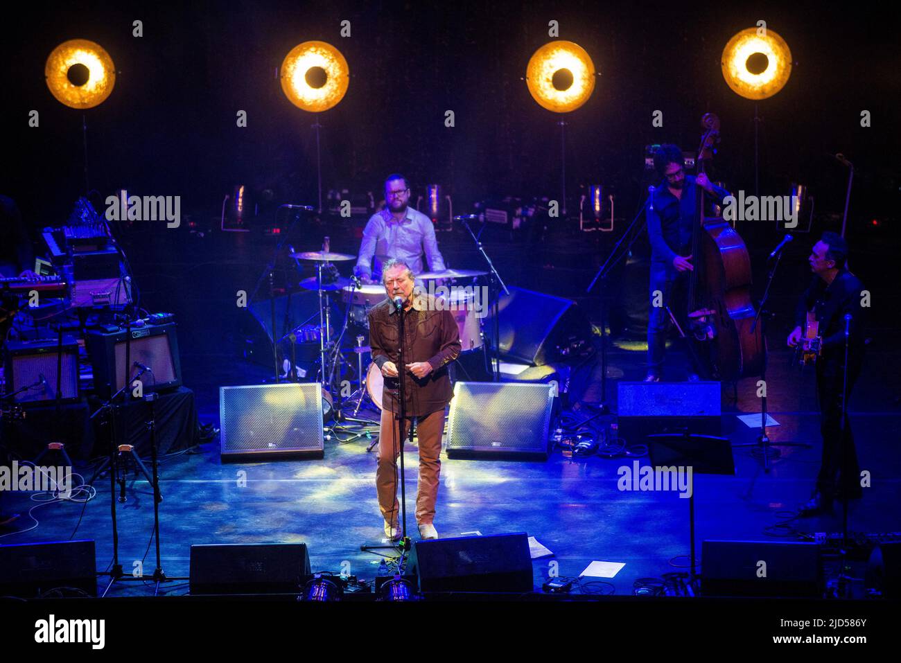 Robert Plant si esibisce in un concerto per Bert Jansch al Celtic Connections Festival presso la Glasgow Royal Concert Hall il 1st febbraio 2016 a Glasgow, Scozia Foto Stock