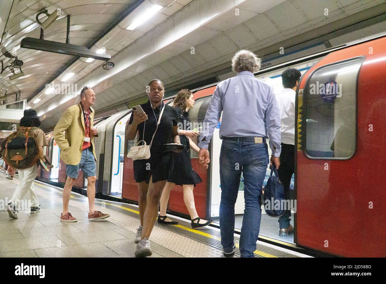 Londra, UK, 17 giugno 2022: I passeggeri della metropolitana nel giorno più caldo dell'anno, con temperature a Kew e Heathrow che raggiungono i 32,4 centigradi. Anna Watson/Alamy Foto Stock