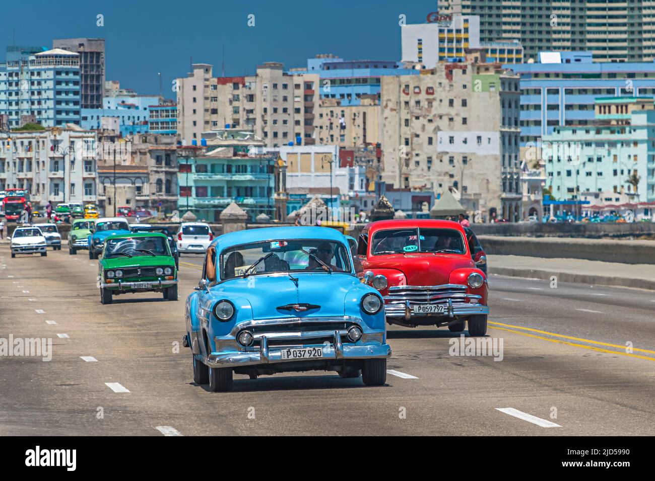 Belle auto d'epoca sul famoso Malecon a l'Avana, Cuba Foto Stock