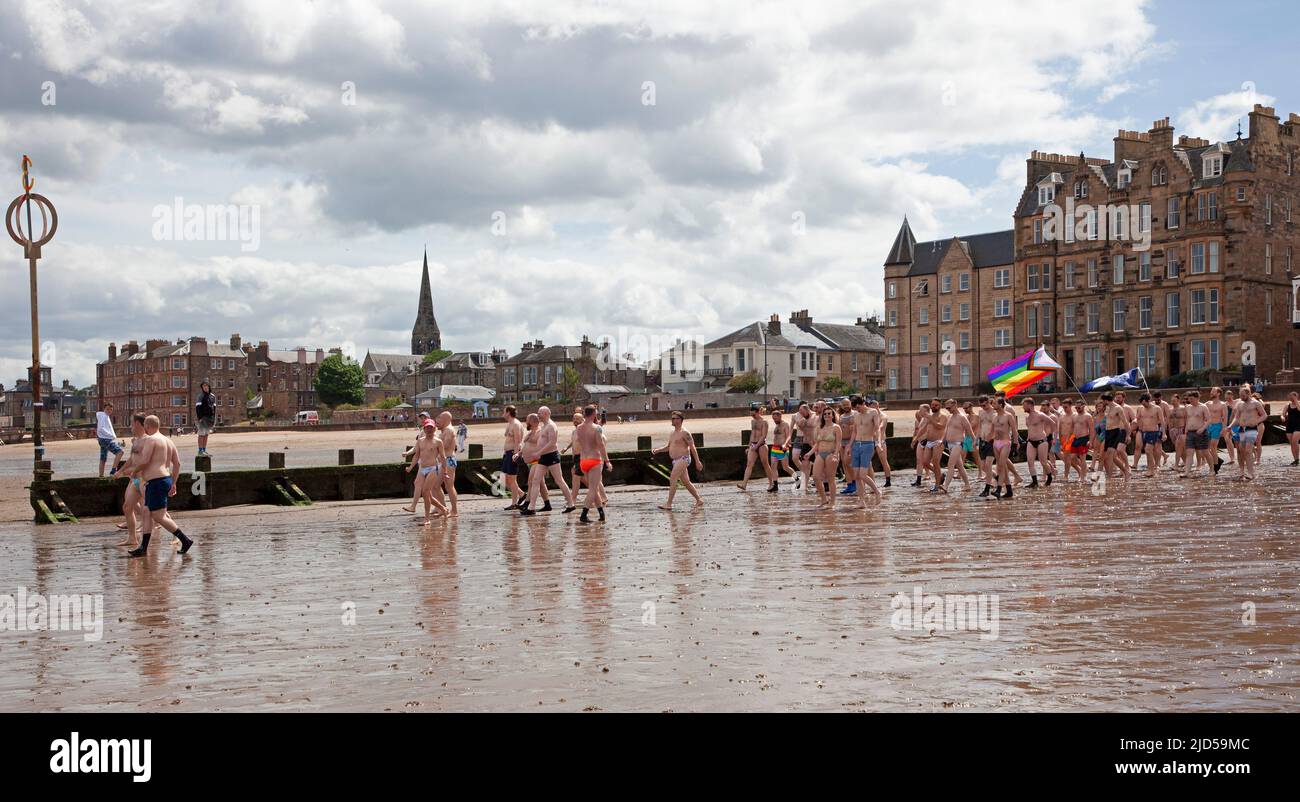 Edimburgo, Portobello, Scozia, Regno Unito. 18.06.2022. Porty Pride 2022. Questo gruppo si è riunito accanto al Firth of Forth insieme ad alcuni dei membri dell'Edinburgh Blueballs per celebrare il fine settimana della celebrazione dell'evento della comunità del Pride di Edimburgo, facendo un tuffo freddo con temperatura di 17 gradi centigradi. Credit: Scottishcreative/alamy live news. Foto Stock