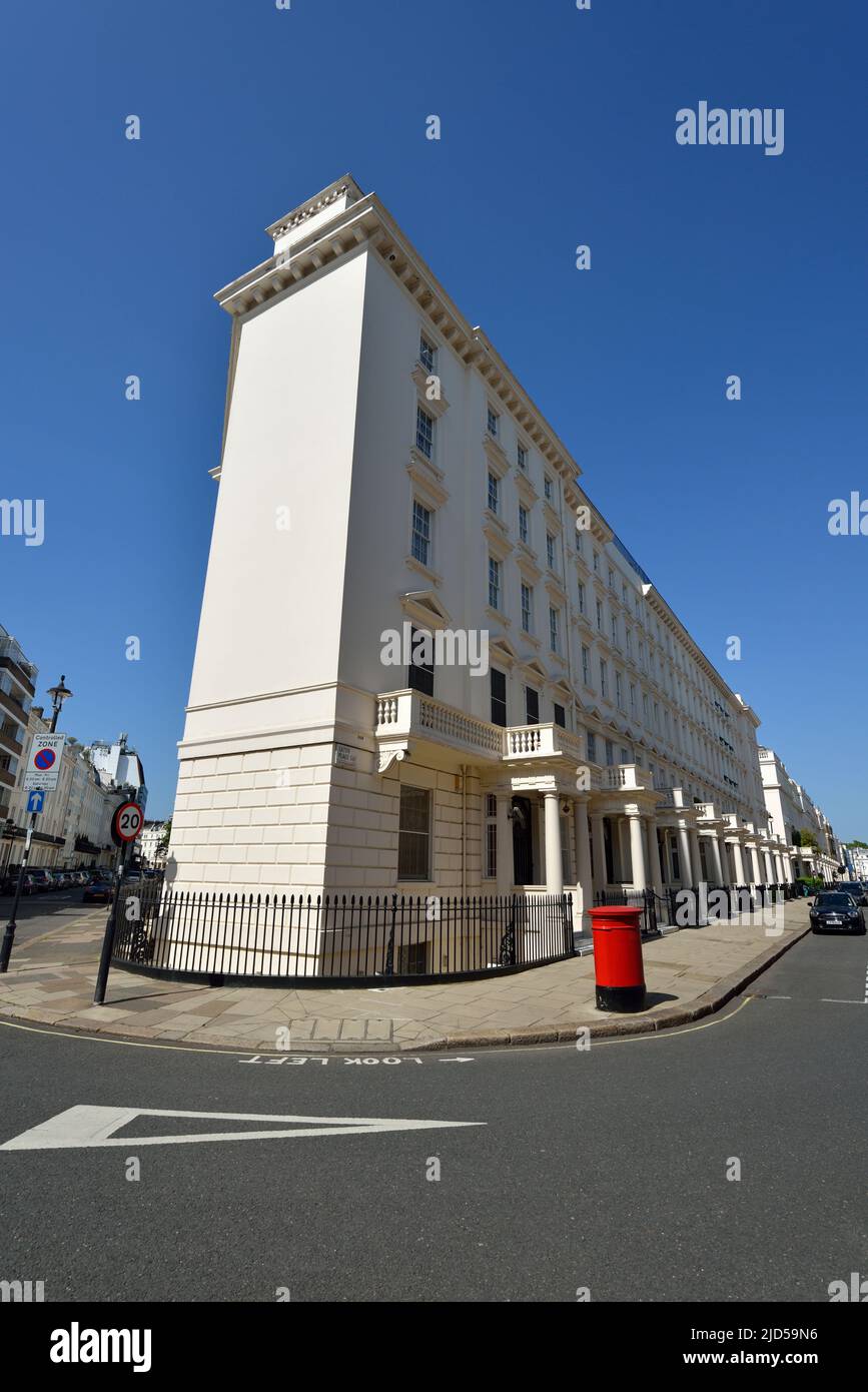 Terrazzate residenze a stucco di lusso, Eaton Place, Belgravia, West London, Regno Unito Foto Stock
