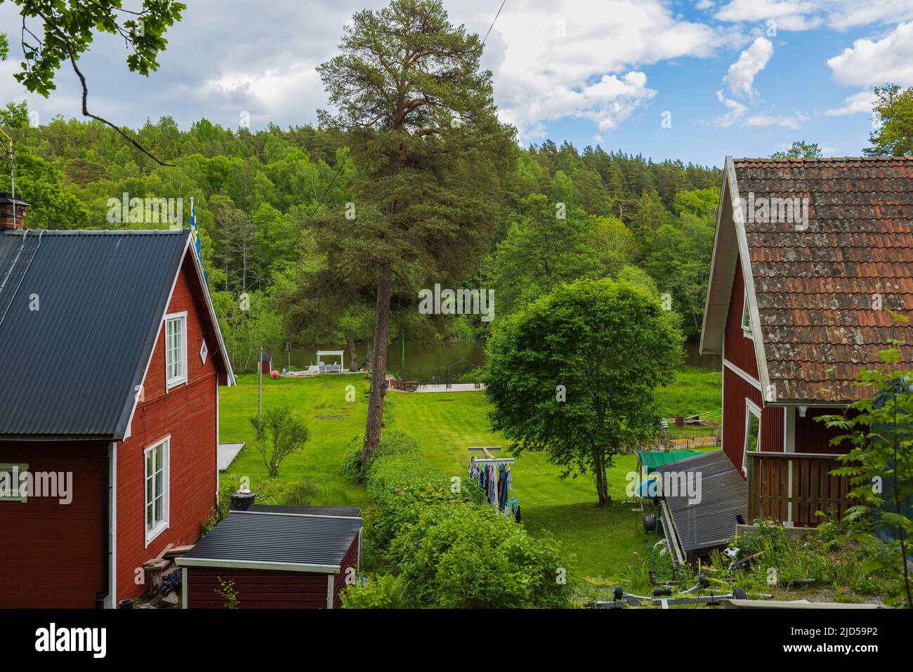 Splendida vista delle ville di campagna con il proprio accesso al fiume e la spiaggia per nuotare. Svezia. Foto Stock