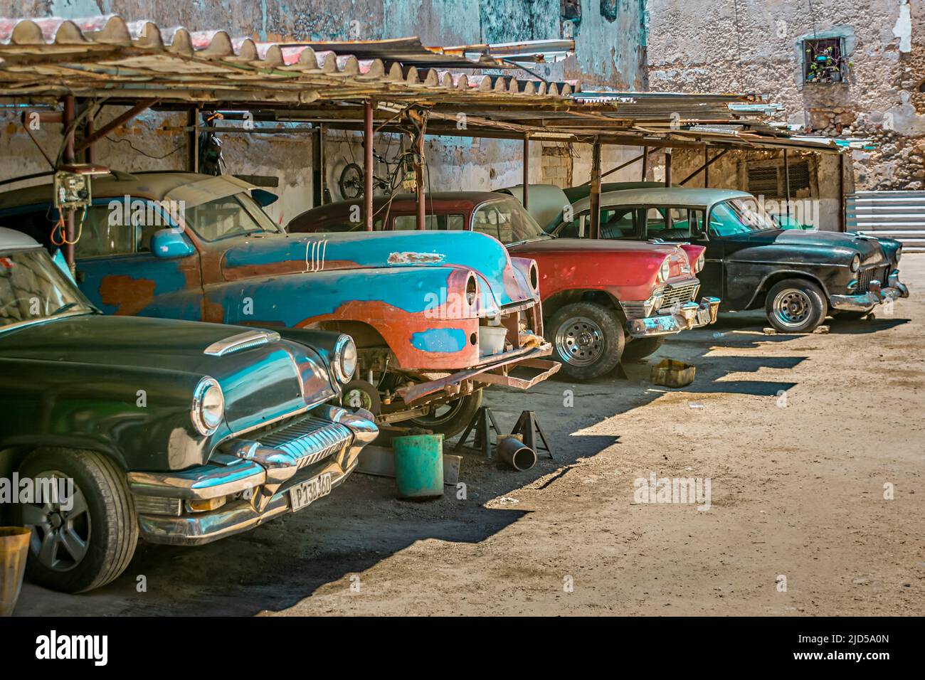 Negozio di riparazione auto d'epoca a Old Havana, Cuba Foto Stock